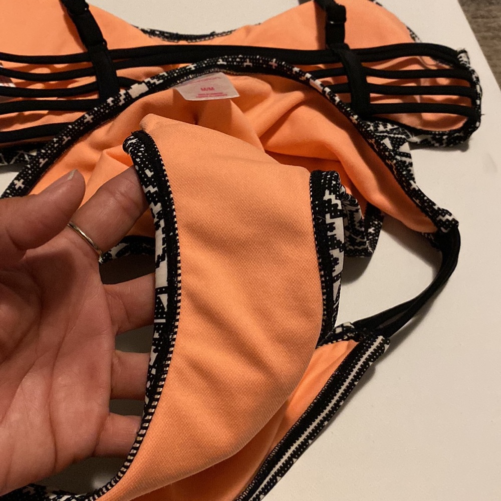 Bikini - Picture 3 of 5